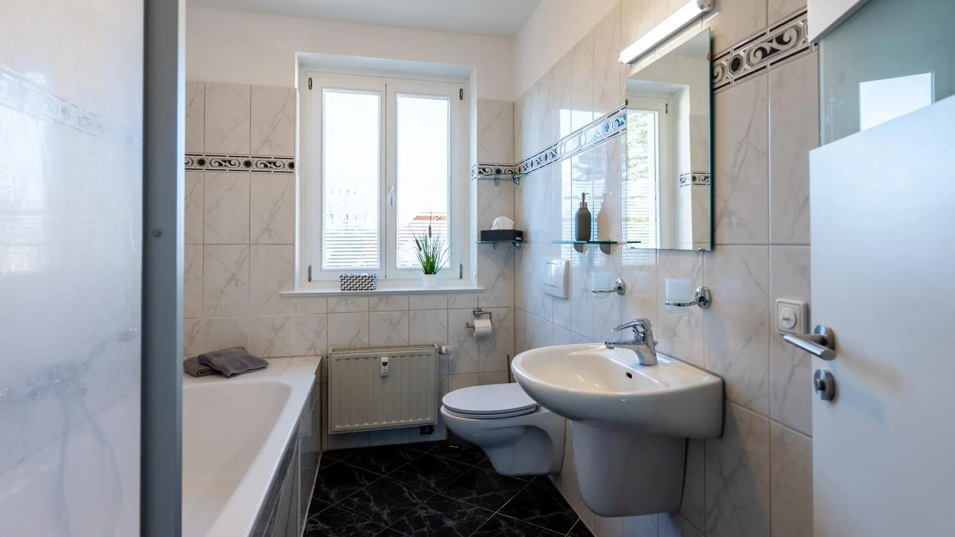 Doppelhaus- Villa Leipzig Schleussig , Moderner Altbau Apartment Dachetage Mit 2 Schlafzimmern Und Separatem Zusatzzimmer , Parkplatz - Balkon - Kamin - Eicheparkett - Arbeitsplatz 0*,  Tyskland
