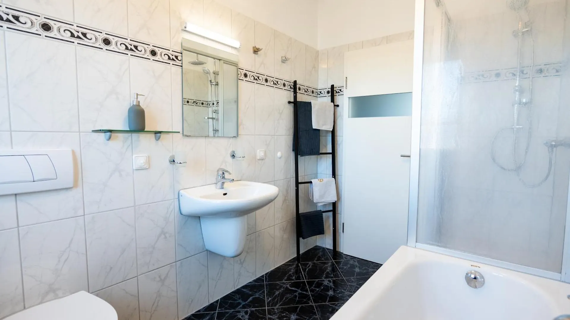 Doppelhaus- Villa Leipzig Schleussig , Moderner Altbau Apartment Dachetage Mit 2 Schlafzimmern Und Separatem Zusatzzimmer , Parkplatz - Balkon - Kamin - Eicheparkett - Arbeitsplatz