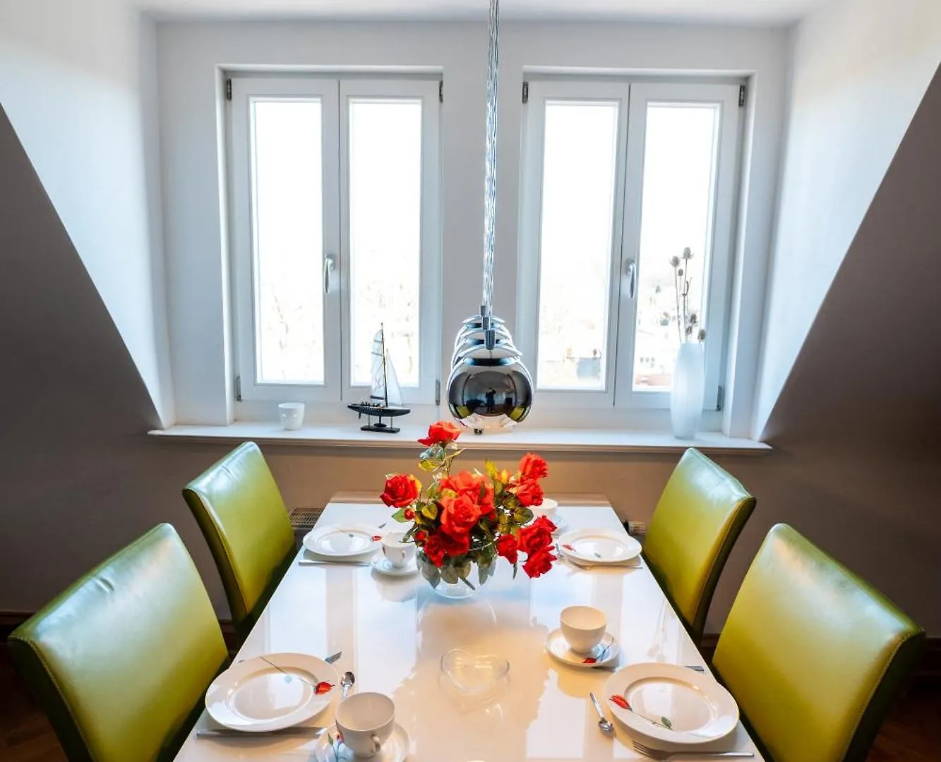 Doppelhaus- Villa Leipzig Schleussig , Moderner Altbau Apartment Dachetage Mit 2 Schlafzimmern Und Separatem Zusatzzimmer , Parkplatz - Balkon - Kamin - Eicheparkett - Arbeitsplatz