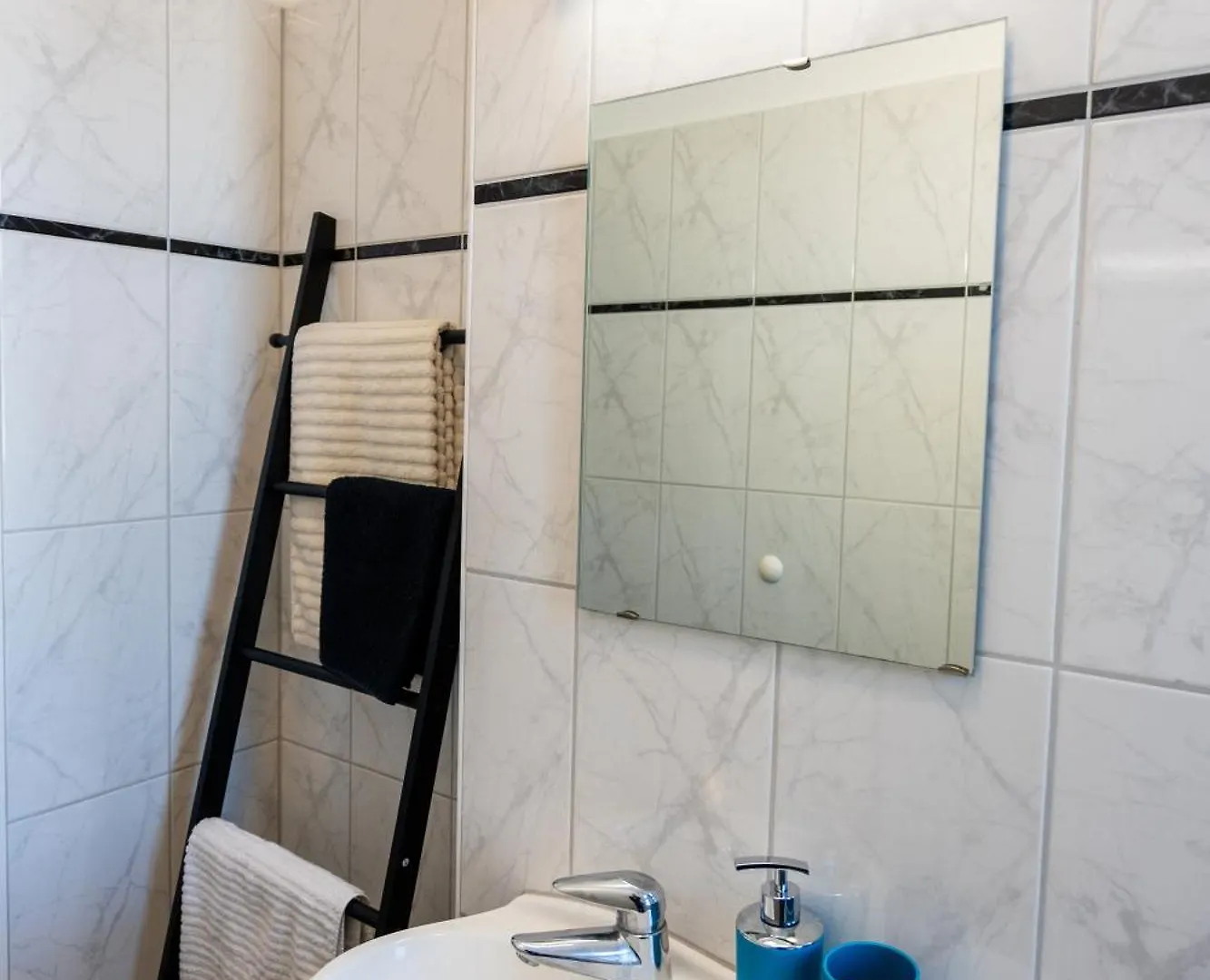 Doppelhaus- Villa Leipzig Schleussig , Moderner Altbau Apartment Dachetage Mit 2 Schlafzimmern Und Separatem Zusatzzimmer , Parkplatz - Balkon - Kamin - Eicheparkett - Arbeitsplatz