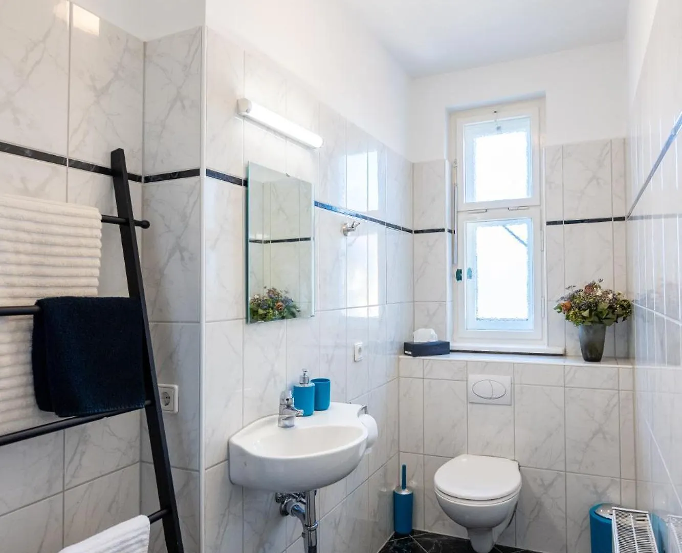 Doppelhaus- Villa Leipzig Schleussig , Moderner Altbau Apartment Dachetage Mit 2 Schlafzimmern Und Separatem Zusatzzimmer , Parkplatz - Balkon - Kamin - Eicheparkett - Arbeitsplatz Tyskland