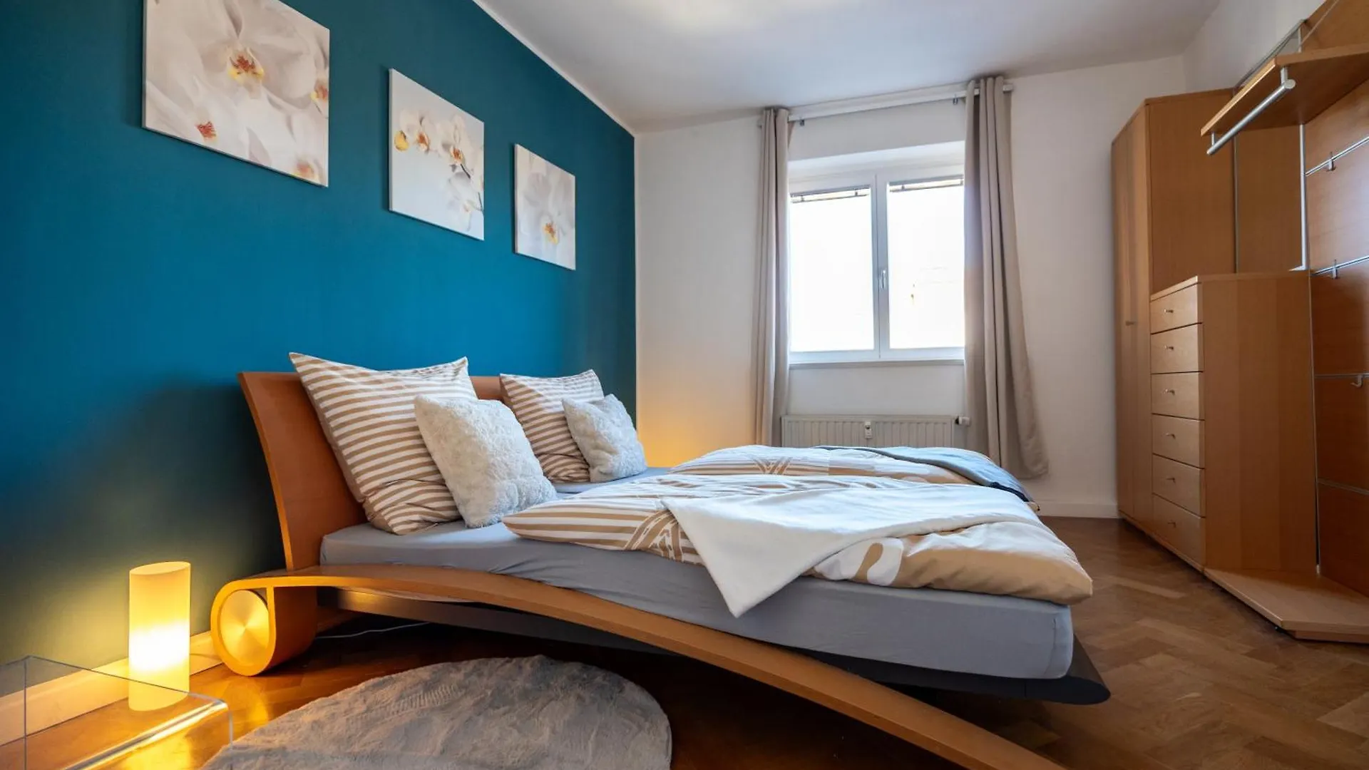 Doppelhaus- Villa Leipzig Schleussig , Moderner Altbau Apartment Dachetage Mit 2 Schlafzimmern Und Separatem Zusatzzimmer , Parkplatz - Balkon - Kamin - Eicheparkett - Arbeitsplatz