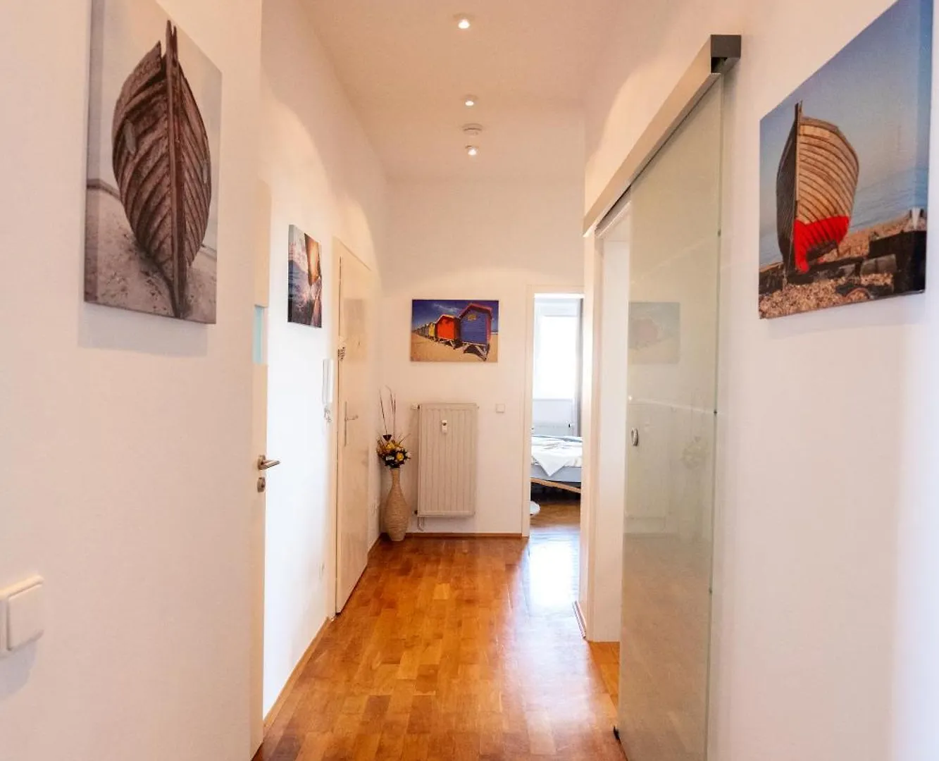 Doppelhaus- Villa Leipzig Schleussig , Moderner Altbau Apartment Dachetage Mit 2 Schlafzimmern Und Separatem Zusatzzimmer , Parkplatz - Balkon - Kamin - Eicheparkett - Arbeitsplatz
