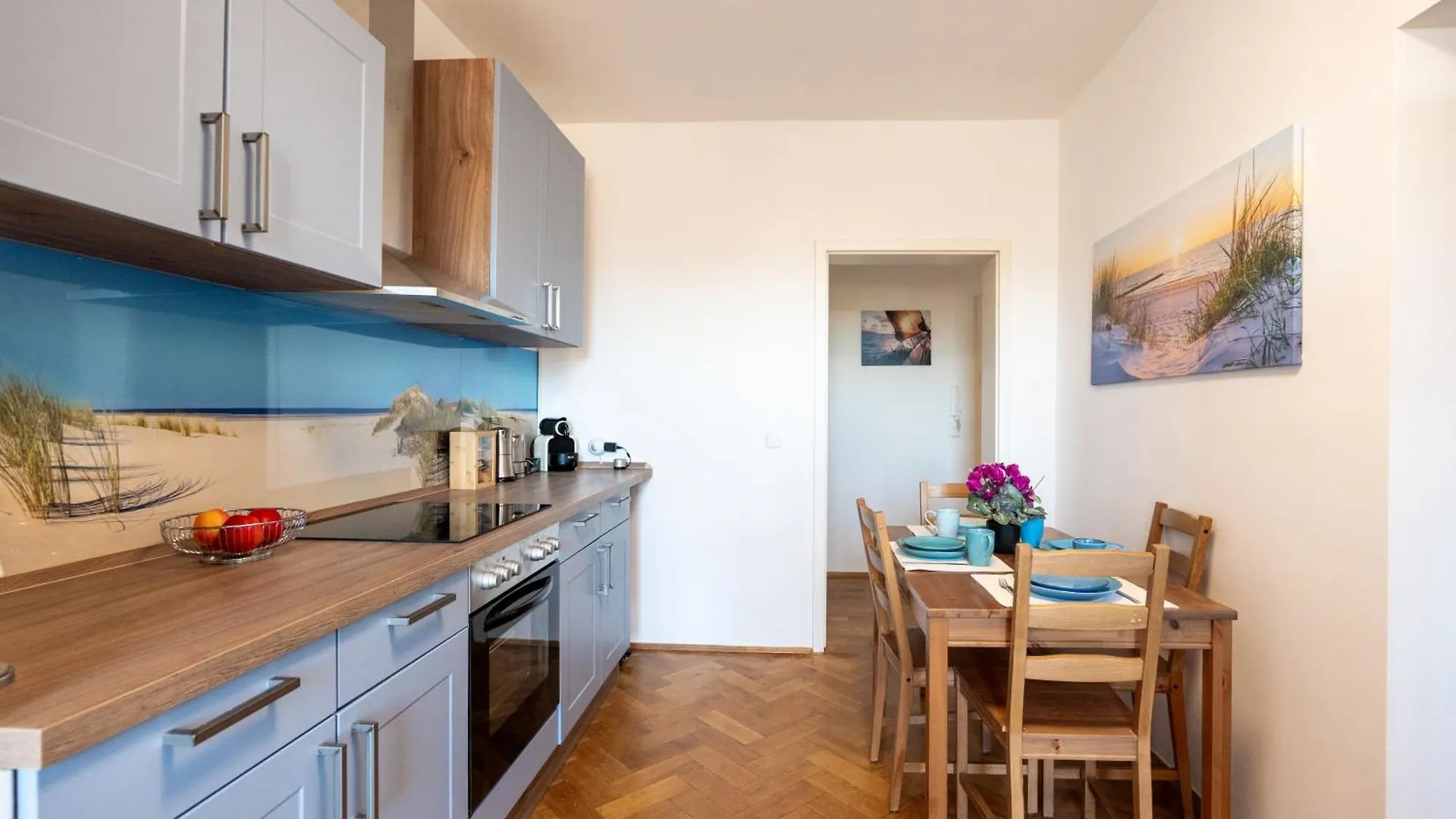 Doppelhaus- Villa Leipzig Schleussig , Moderner Altbau Apartment Dachetage Mit 2 Schlafzimmern Und Separatem Zusatzzimmer , Parkplatz - Balkon - Kamin - Eicheparkett - Arbeitsplatz