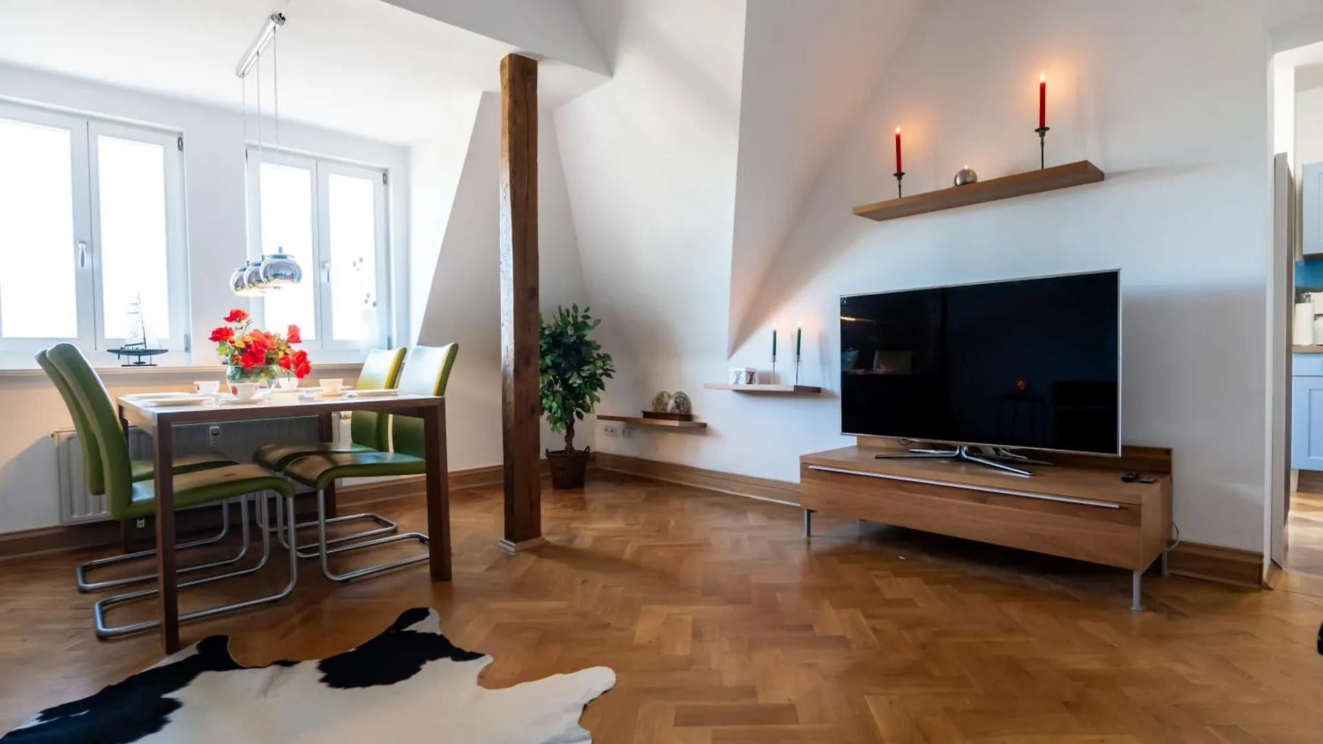 Doppelhaus- Villa Leipzig Schleussig , Moderner Altbau Apartment Dachetage Mit 2 Schlafzimmern Und Separatem Zusatzzimmer , Parkplatz - Balkon - Kamin - Eicheparkett - Arbeitsplatz 0*,
