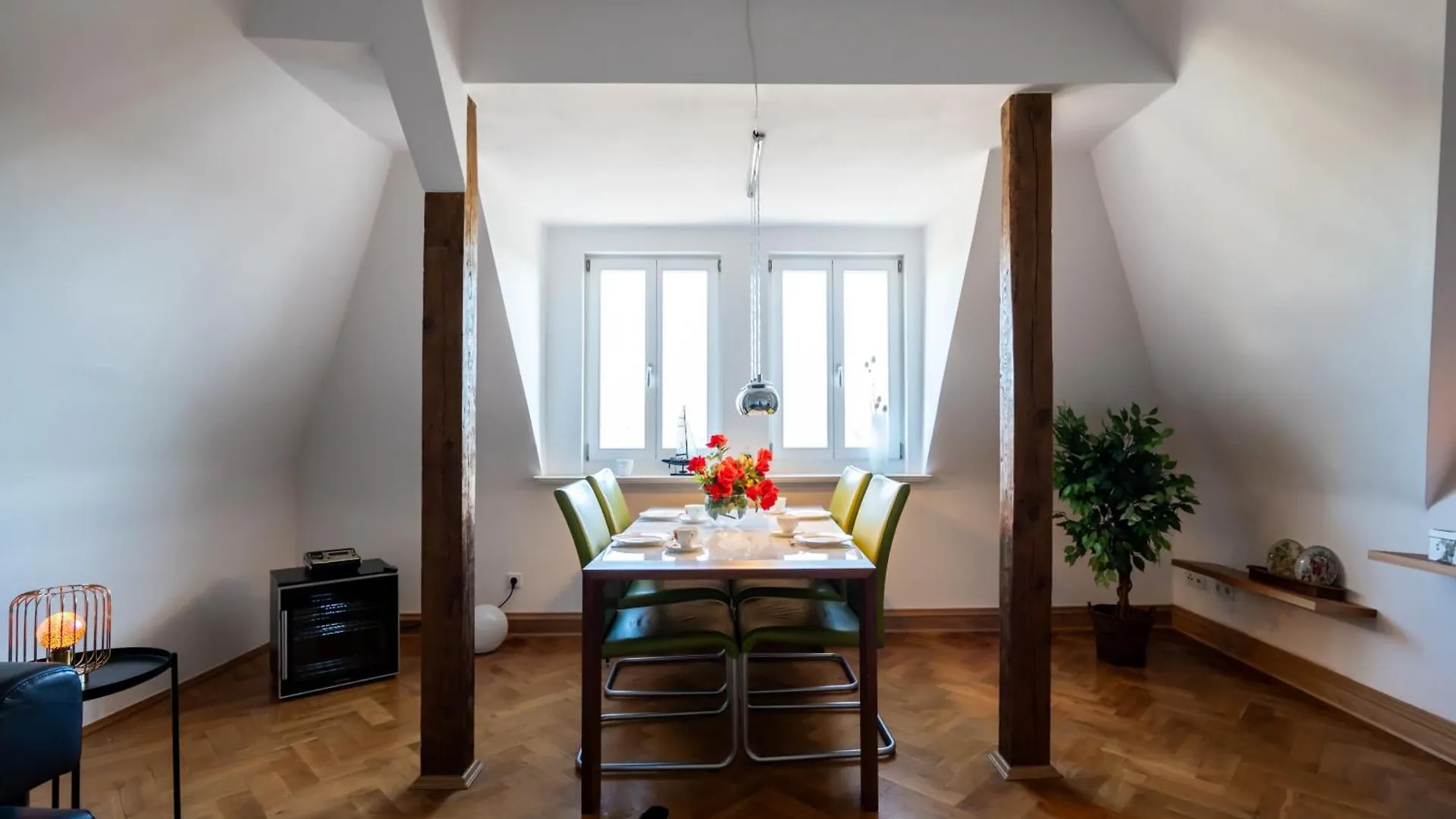 Doppelhaus- Villa Leipzig Schleussig , Moderner Altbau Apartment Dachetage Mit 2 Schlafzimmern Und Separatem Zusatzzimmer , Parkplatz - Balkon - Kamin - Eicheparkett - Arbeitsplatz Tyskland