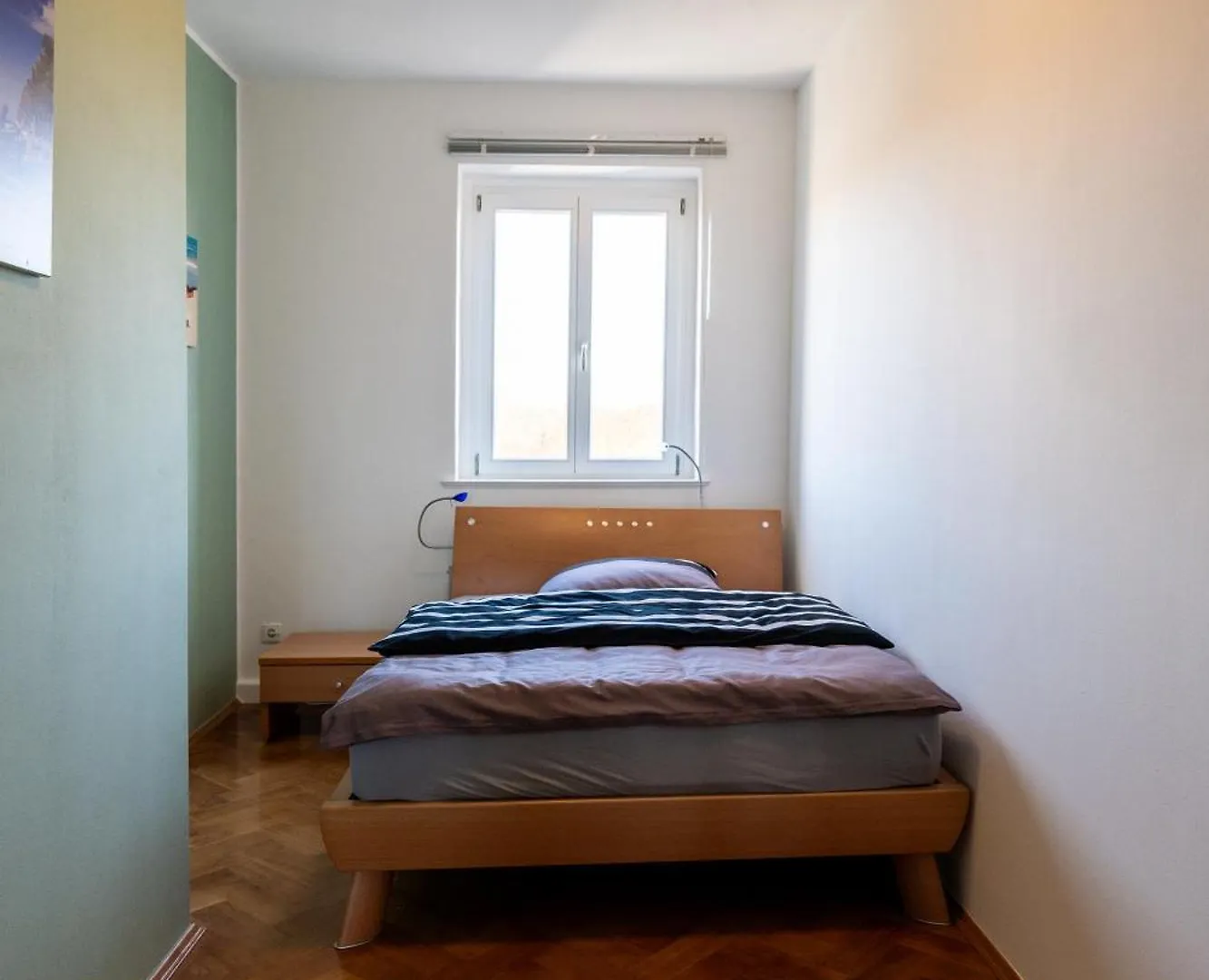 Doppelhaus- Villa Leipzig Schleussig , Moderner Altbau Apartment Dachetage Mit 2 Schlafzimmern Und Separatem Zusatzzimmer , Parkplatz - Balkon - Kamin - Eicheparkett - Arbeitsplatz