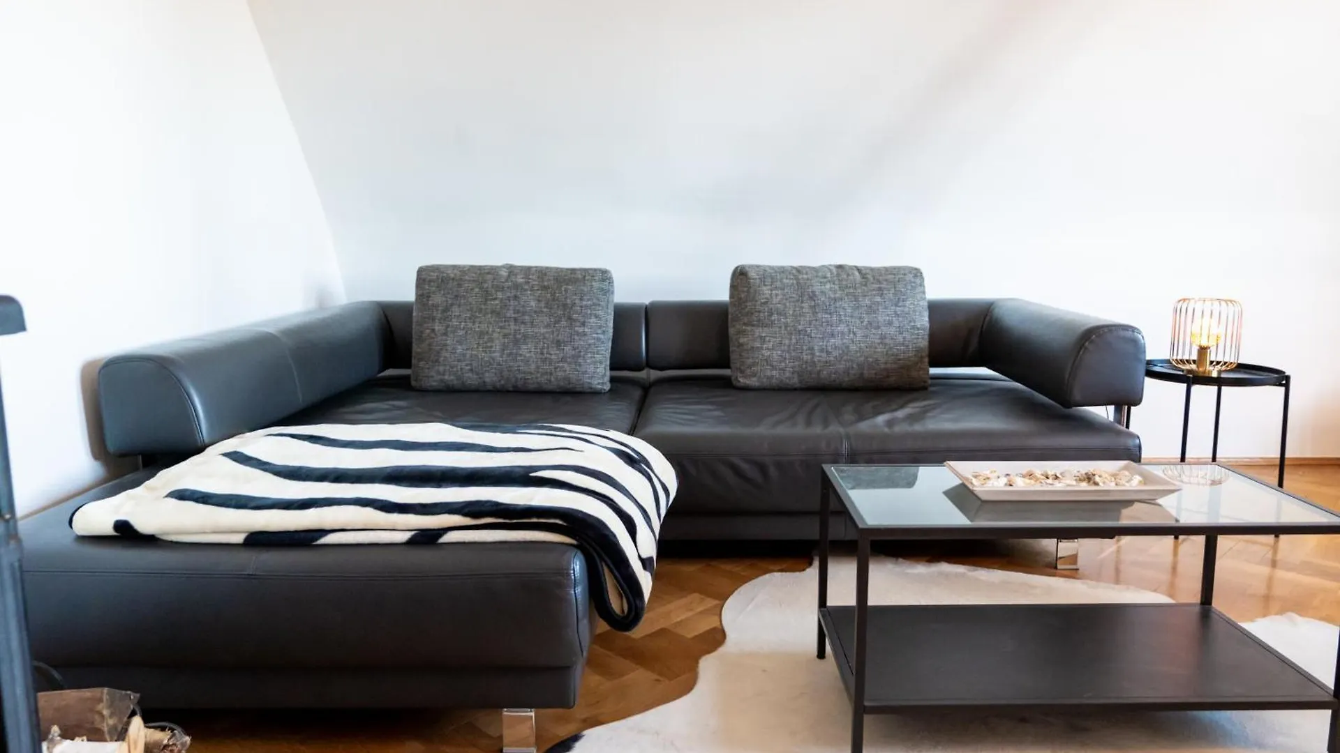 Doppelhaus- Villa Leipzig Schleussig , Moderner Altbau Apartment Dachetage Mit 2 Schlafzimmern Und Separatem Zusatzzimmer , Parkplatz - Balkon - Kamin - Eicheparkett - Arbeitsplatz