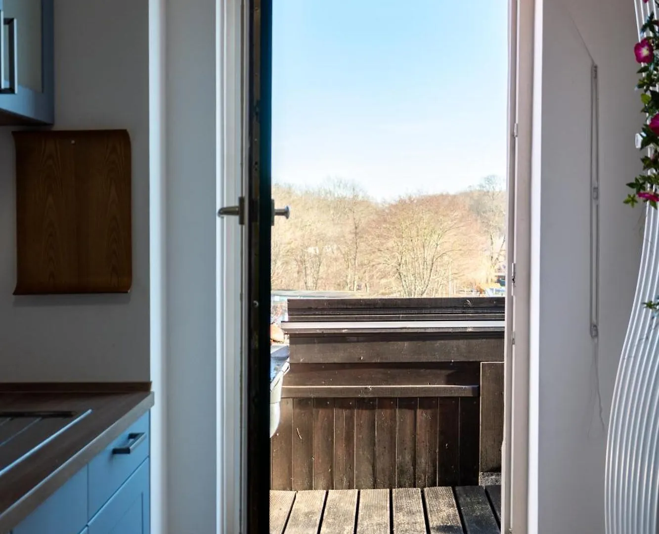 Doppelhaus- Villa Leipzig Schleussig , Moderner Altbau Apartment Dachetage Mit 2 Schlafzimmern Und Separatem Zusatzzimmer , Parkplatz - Balkon - Kamin - Eicheparkett - Arbeitsplatz 0*,