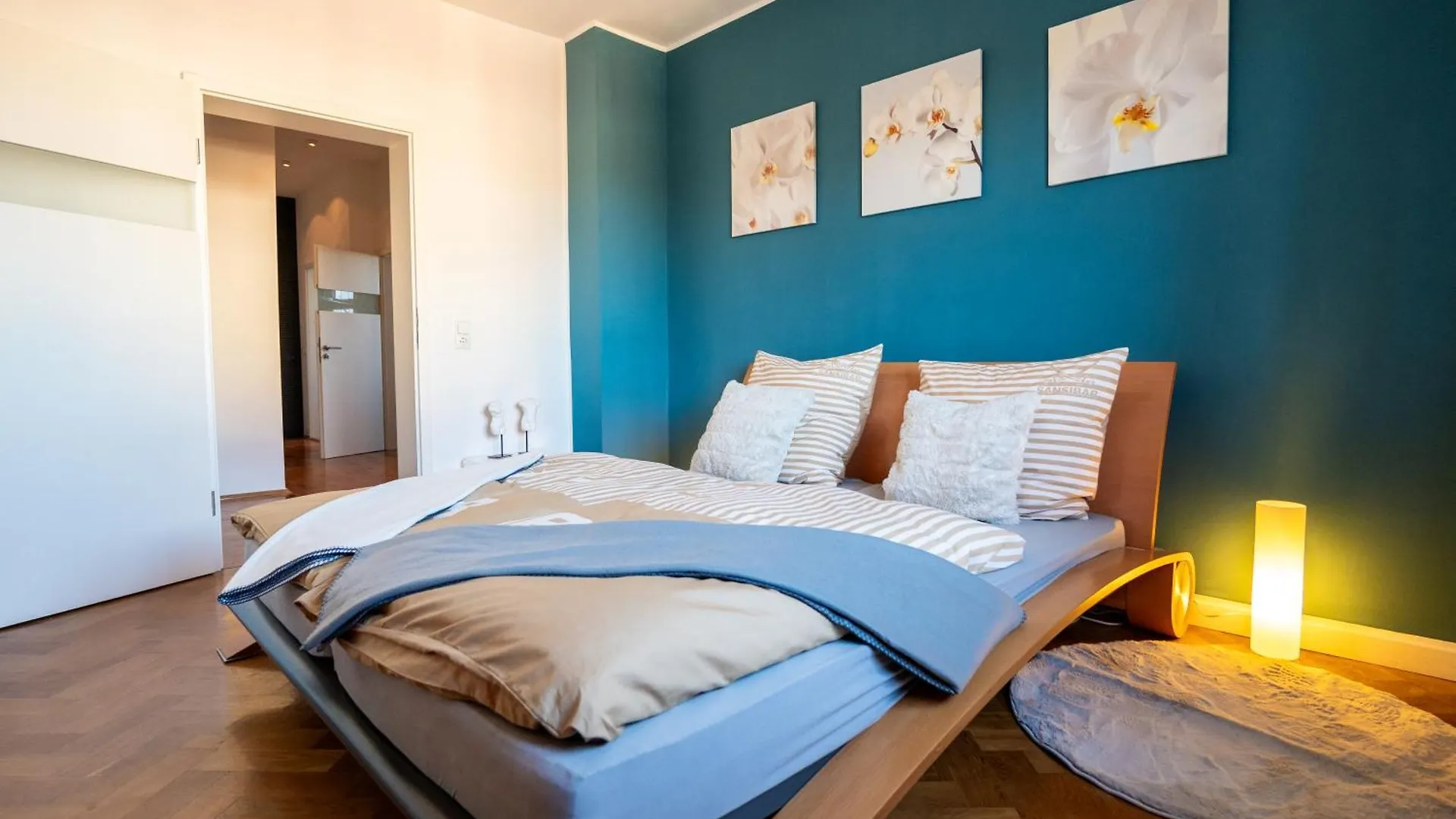Doppelhaus- Villa Leipzig Schleussig , Moderner Altbau Apartment Dachetage Mit 2 Schlafzimmern Und Separatem Zusatzzimmer , Parkplatz - Balkon - Kamin - Eicheparkett - Arbeitsplatz