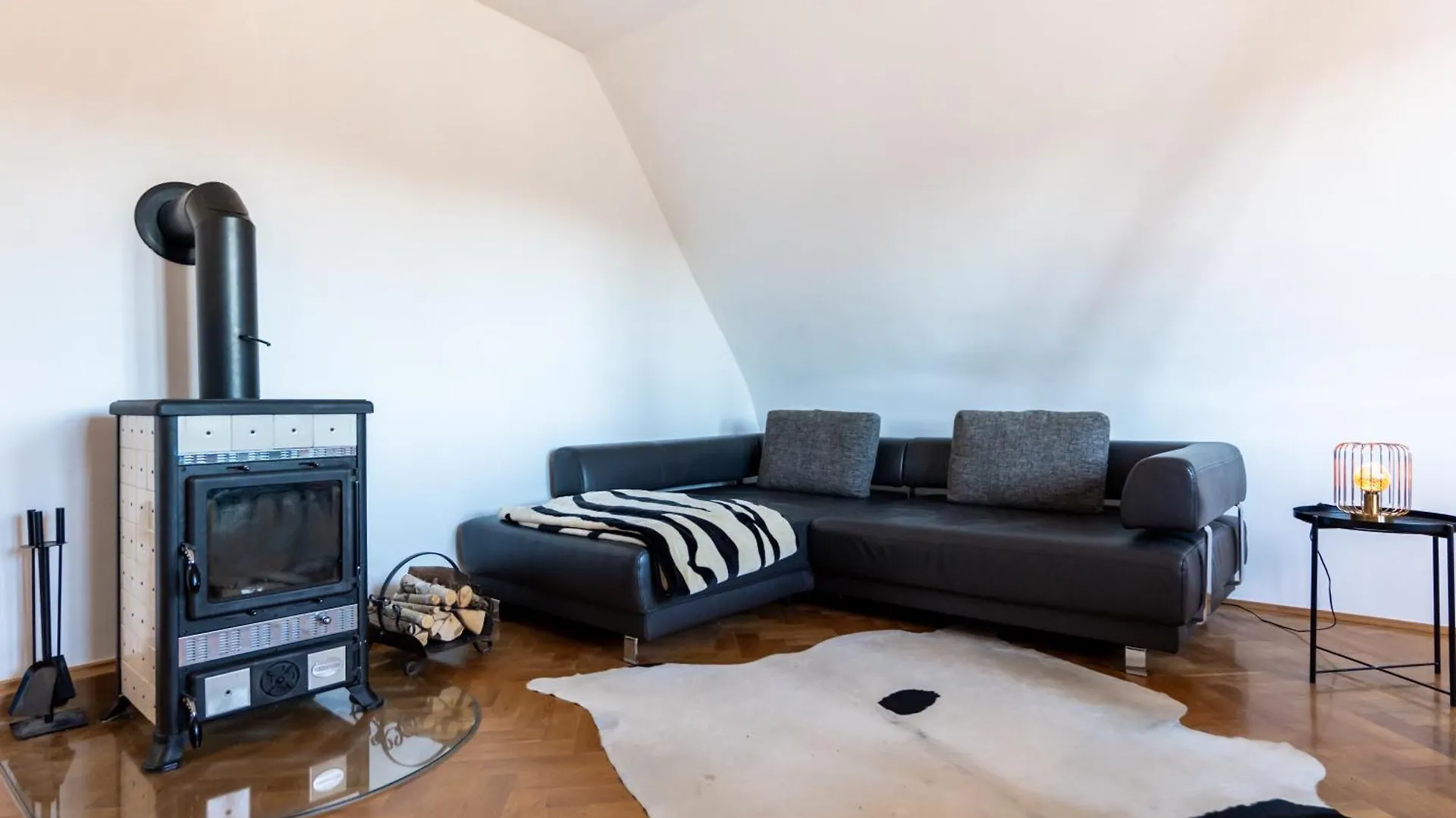 Doppelhaus- Villa Leipzig Schleussig , Moderner Altbau Apartment Dachetage Mit 2 Schlafzimmern Und Separatem Zusatzzimmer , Parkplatz - Balkon - Kamin - Eicheparkett - Arbeitsplatz Tyskland