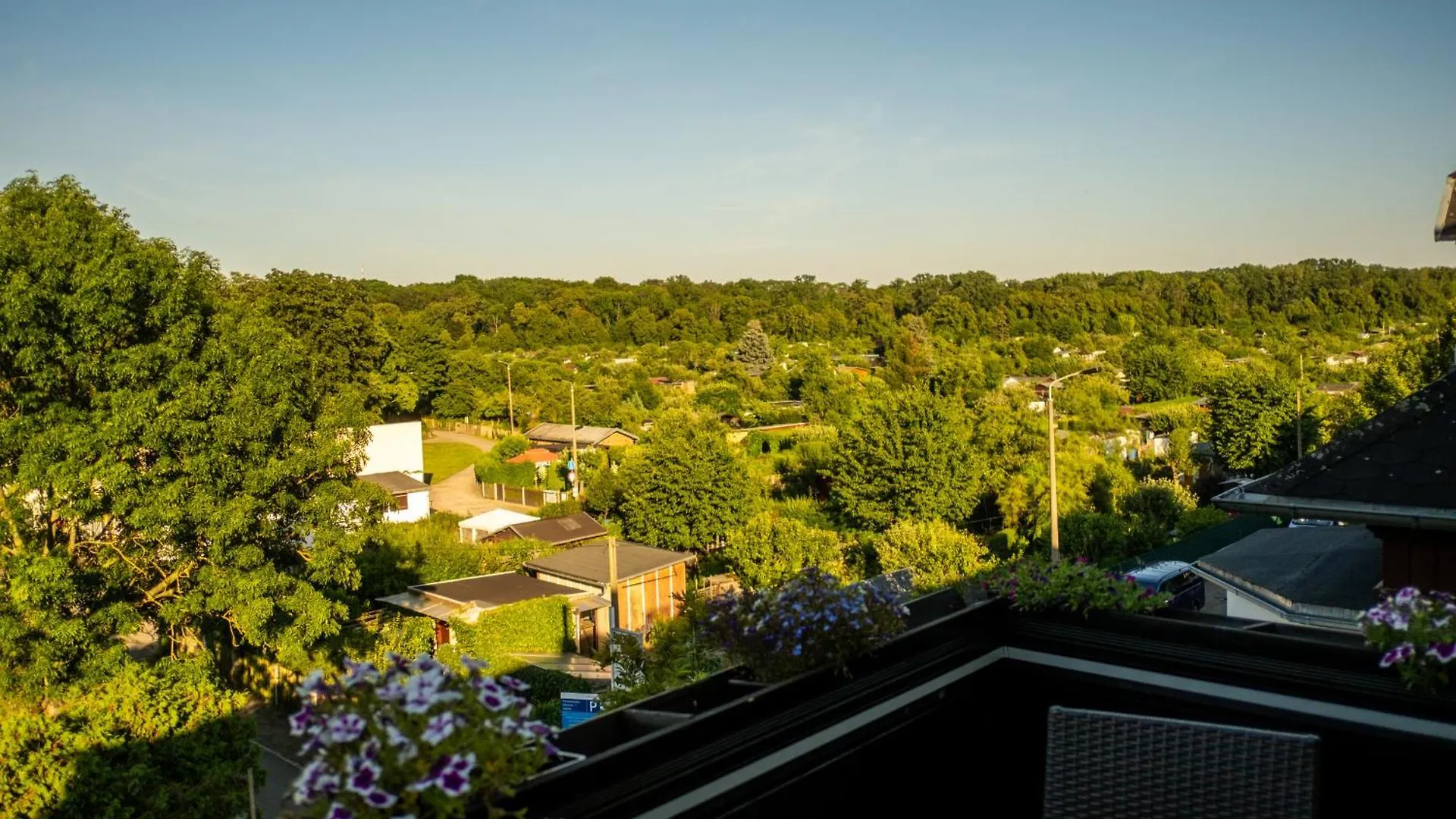 Doppelhaus- Villa Leipzig Schleussig , Moderner Altbau Apartment Dachetage Mit 2 Schlafzimmern Und Separatem Zusatzzimmer , Parkplatz - Balkon - Kamin - Eicheparkett - Arbeitsplatz Tyskland