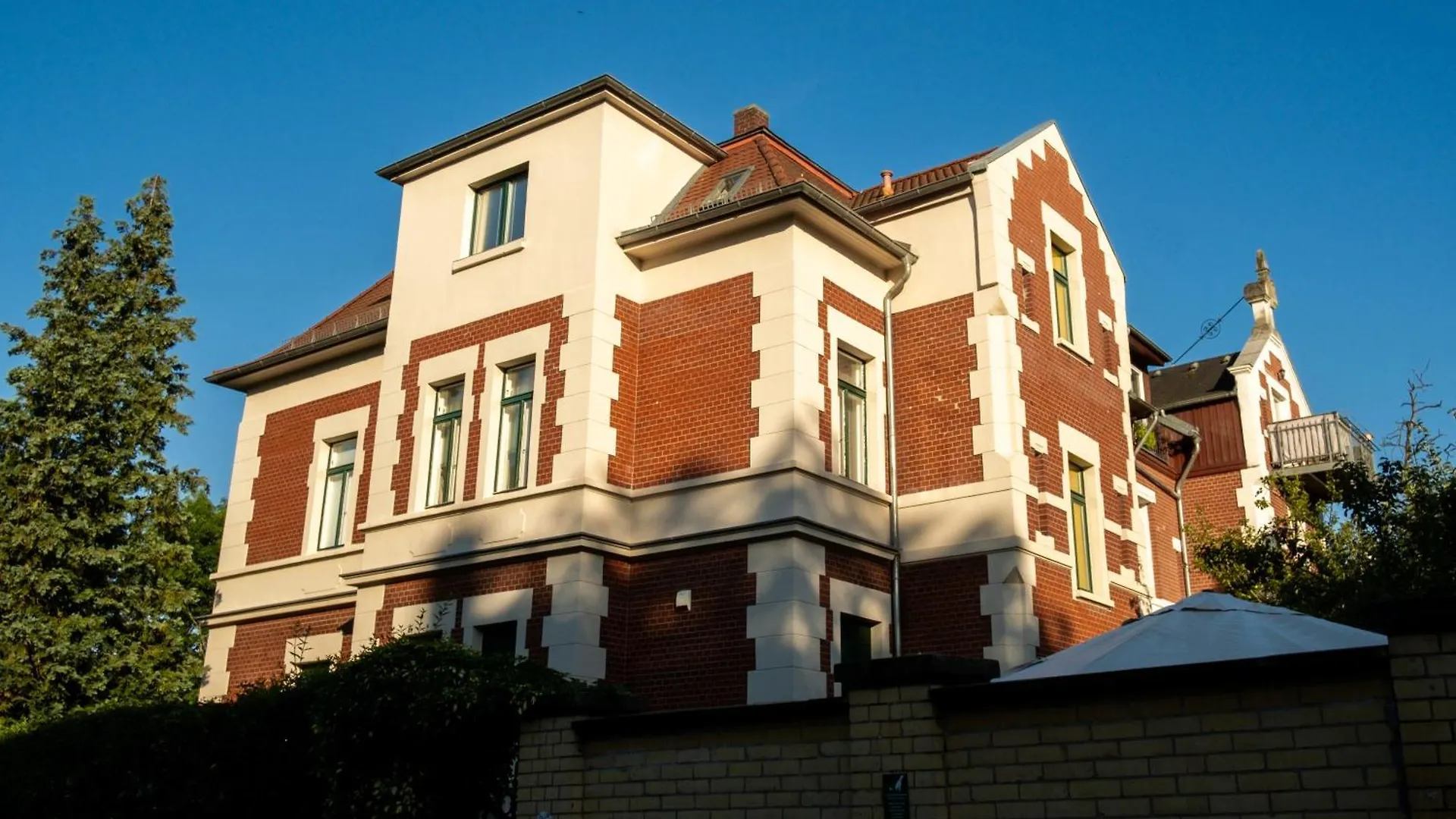 Doppelhaus- Villa Leipzig Schleussig , Moderner Altbau Apartment Dachetage Mit 2 Schlafzimmern Und Separatem Zusatzzimmer , Parkplatz - Balkon - Kamin - Eicheparkett - Arbeitsplatz Tyskland