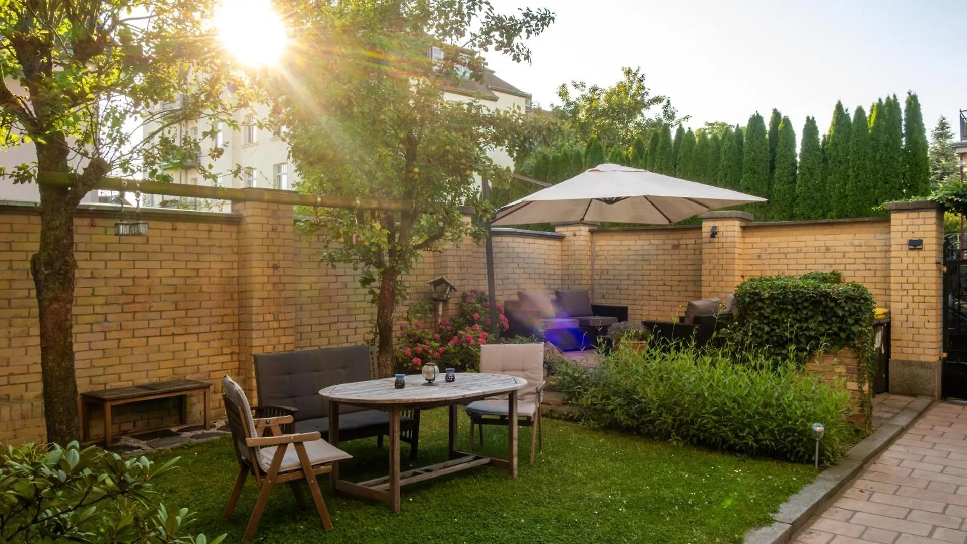 Doppelhaus- Villa Leipzig Schleussig , Moderner Altbau Apartment Dachetage Mit 2 Schlafzimmern Und Separatem Zusatzzimmer , Parkplatz - Balkon - Kamin - Eicheparkett - Arbeitsplatz Tyskland