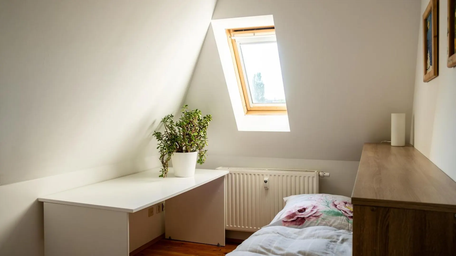 Doppelhaus- Villa Leipzig Schleussig , Moderner Altbau Apartment Dachetage Mit 2 Schlafzimmern Und Separatem Zusatzzimmer , Parkplatz - Balkon - Kamin - Eicheparkett - Arbeitsplatz