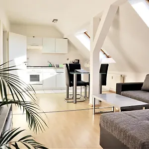 Apartment Kuschelige Dachgeschosswohnung Am Clarapark, Leipzig